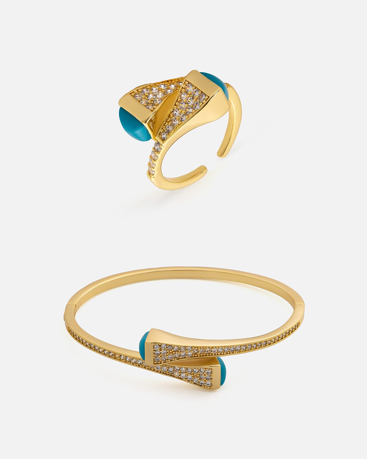 ‎ طقم نسائي جذاب بلون ذهبي